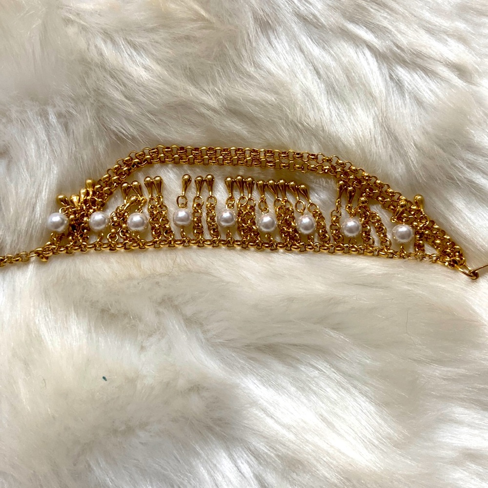 Beautiful gold tone bracelet with beads